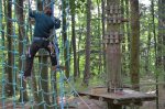 On se prend pour des araignées. Notez qu'une de ses baskets de l'ado se trouve sur la plateforme !