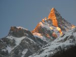 Depuis le bord de la route, dans le village de Mex, photo du lever du soleil du la Cime de l'Est