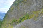 Vue arrière, le sentier coupe la falaise.