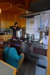 La cuisine, avec la nouvelle gardienne et son aide
