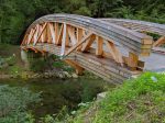 Le pont qui part vers Le Rosey ou le tour du lac.