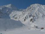 On arrive en haut du téléski et on descend pour mettre les peaux. En face de nous le glacier de Tsijiore Nouve bien tourmenté