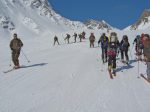 Et nous partons pour le Pas de Chèvres, avec les skieurs de l'armée qui descendent. Bon le look est différent des Mammut et autres Patagonia