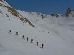 Toute l'équipe monte en cadence la dernière pente pour le Pas de Chèvre