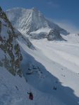 Puis on descend à pieds, terrain pentu pour rejoindre le Glacier de Cheilon, devant le Mont-Blanc de Cheilon