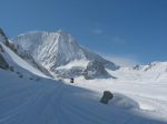 On remet les skis, tellement mieux de les pousser que de les porter !