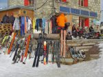 Devant la cabane, séchage de peaux, des skis, ...