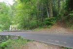 Le chemin coupe plusieurs fois la route