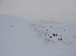 Un skieur qui en passant ma salué par un "magnifique". Je descendrai aussi par ce couloir (poudre à gogo), mais je monte par la partie dégarnie sur la droite.