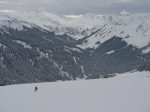 Ce même skieur, avec Morgins au fond. Vue arrière