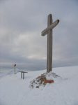 Pointe de Bellevue, 2041.7m. Sa croix abimée, sa table panoramique usée et peu lisible et ses panneaux indicateurs en bon état !