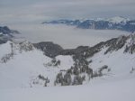 Vue sur la Combe de Dreveneuse et le Léman sous la brume. Le 2006-02-22, un skieur est mort en descendant dans cette combe, par danger d'avalanche 2.