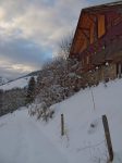 A ce chalet (Les Troncs), je longe la route, avec des vieilles traces de raquettes. La faible pente et la poudreuse m'oblige à pousser.