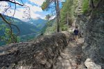 Puis nous marchons dans le lit du bisse