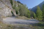 On prend la route du bas. Il faut monter sur la colline du fond éclairée