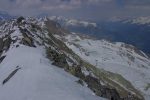 La crête continue et semble confortable, l'Eggishorn au fond à gauche