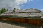 Le toit de cette ferme en tavillons, superbe