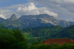 On quitte le train à l'arrêt de Fayaux, devant la vue de la Dent de Jaman et des Rochers de Naye