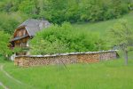 Vers le bas de Fayaux, une jolie demeure avec son toit en tavillons