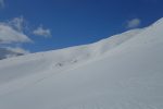 On voit la croix, sur le bas de la crête devant
