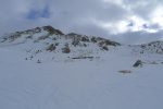 En haut le Bonhomme du Tsapi et la ferme Azerin. Le couloir de montée est sur la droite