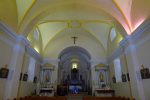 L'intérieur de l'église. Les lumières vertes et roses sont dues à des ampoules prenant leur temps