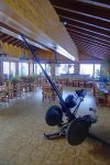Dans le bar : la personne qui a oublié son fusil est priée de venir le chercher à la réception !