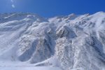 En haut le Bonhomme de Tsalevey et la descente face N et ses couloirs