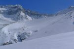 La pente pour la cabane du Vélan avec deux skieurs au centre. Section sujette à avalanches