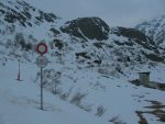 Départ depuis le parking de la station de ski de Bourg-Saint-Bernard, 1927m qui en cette saison est déjà fermée. On emprunte la route du col du Grand-Saint-Bernard, fermée en hiver.