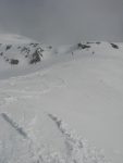 Je suis les skieurs devant moi, la neige devient soufflée et plus dure. Je mets les couteaux, la neige étant dure et l'accroche des peaux parfois limites.