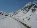 Après une courte montée nous rejoignons la route.