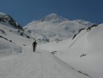 Puis nous remettons les peaux pour partir à l'Hospice du Grand-Saint-Bernard, le soleil tape fort et nos muscles nous dictent un rythme modéré ! Très belle montée dans ces combes, nous croisons pas mal de raquetteurs.