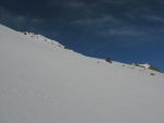 Sur mon parcours, bien des traces d'animaux mais plus de traces de randonneur, je fais donc la trace. La neige est devenue franchement agréable, poudreuse et je brasse parfois, donc des pauses régulières. Ca monte bien.