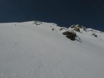 L'approche finale du sommet, je suis passé par le flanc O qui est plus dégarni et la neige dure. J'ai mis les couteaux dans ce secteur car la pente est belle.