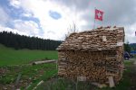 A la ferme de Les Preisettes 1328, les habitants se sont bien amusés pour entasser le bois coupé. Esthétique.