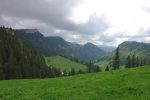 Juste sur la droite, nous voyons Le Chasseron (falaise rocheuse à gauche)