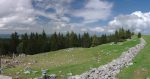 Vue panoramique arrière au P1552, beau mur de pierres sèches