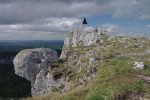 En partant vue arrière sur le sommet et son éperon rocheux très esthétique