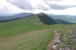 On continue notre chemin sur cette crête, au centre de la photo on devine des gens, des grimpeurs, le secteur semble propice