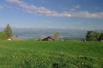 Le soleil est plus généreux en cette fin de journée qu'au début. La vue sur le lac de Neuchâtel est belle