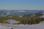 Au loin le Val de Sagne enneigé et le Chasseral