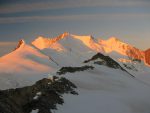 Premières lueurs sur le Nadelhorn au centre haut de la photo