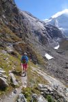 On ne le dirait pas, mais le chemin monte dans la pente enneigée en haut de la photo