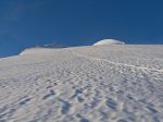 Le sommet est de plus en plus près, la trace de droite est celle d'un snow bike, un gars fort motivé est monté depuis Zinal !