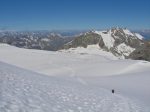 La descente se poursuite, pente de moins de 30° selon le test des bâtons.