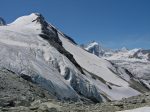 Puis on retrouve le chemin pierreux. Vue vers le Zinalrothorn