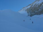 Devant le premier skieurs, une belle crevasse avec un pont de neige, puis on monte sur le glacier, en dévers