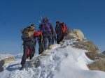 Le sommet lui-même sans croix, ni cairn avec le groupe de raquetteurs.