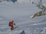 Puis après cette crevasse, on prend plus à droite dans ces belles pentes poudreuses. Distance de délestage là aussi.